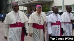 Deuxième de la gauche, Monseigneur Luis Mariano Montemayor, Nonce apostolique en RDC, marche avec des évêques congolais avant l’ouverture du dialogue politique, à Kinshasa, RDC, 8 décembre 2016. (VOA/Top Congo)