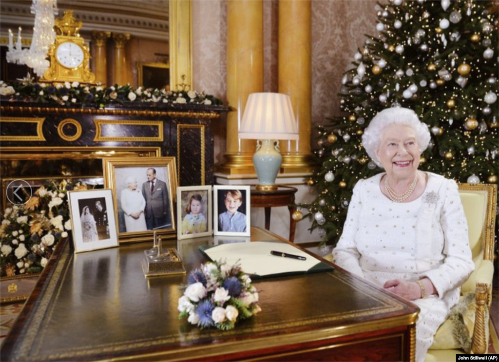 英国路透社2017年12月24日收到的这张未注明日期的照片显示，英国女王伊丽莎白二世在白金汉宫刚刚录制完对英联邦的圣诞节广播讲话。