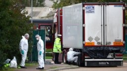  英国警方2019年10月23日凌晨在埃塞克斯郡一辆卡车货柜里发现39具尸体。 