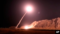 이란 혁명수비대가 지난 2018년 10월 미사일을 발사했다며 공개한 사진.