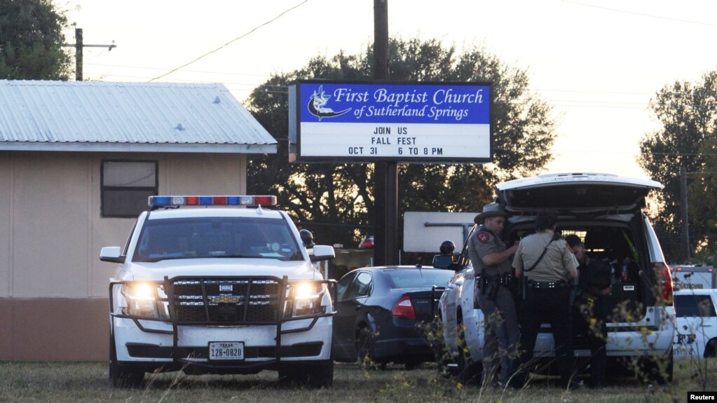 Askari na wafanyakazi wa dharura wakiwa katika eneo la mauaji katika kanisa la First Baptist huko Sutherland Springs, Texas, Nov. 5, 2017. 