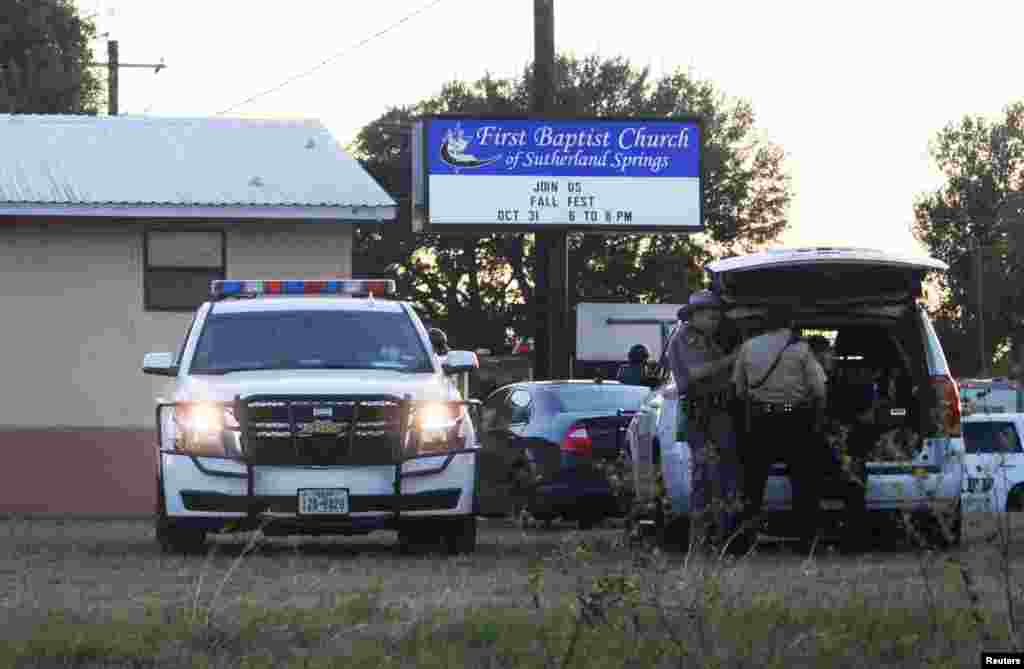 Unit reaksi cepat tiba di lokasi penembakan di Gereja Baptis Pertama di Sutherland Springs, Texas, 5 November 2017.