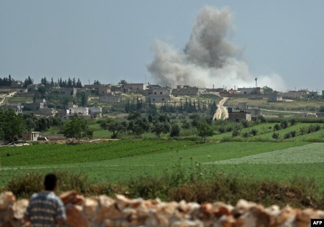 2019年5月2日、シリアのジハード主義者が所有するIdlib州の南部の田園地帯にあるシリアの村、Kafr Einで砲撃したと報じられた後の煙幕。