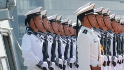 Forcat e Marinës të Ushtrisë Çlirimtare të Popullit qëndrojnë në bordin fregatës "Wuhu" ndërsa ankorohet në Manila, Filipine (17 janar 2019)