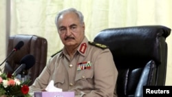 L'homme fort de l'est libyen, Khalifa Haftar, lors d'une conférence sur la sécurité à Benghazi, Libye, le 14 octobre 2017.