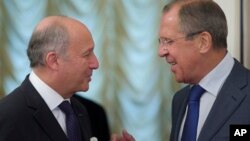세르게이 라브로프 러시아 외무장관(오른쪽)과 로랑 파비우스 프랑스 외무장관이 17일 모스크바에서 시리아 화학무기 폐기를 위한 유엔 결의안에 대해 논의했다.