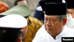 Mantan presiden RI Susilo Bambang Yudhoyono menyapa para pelayat di Kedutaan Besar RI menyusul wafatnya Ibu Ani Yudhoyono di Singapura, 1 Juni 2019. (Foto: Feline Lim/Reuters) 