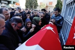 2일 터키 이스탄불에서 전날 레이나 나이트클럽에서 발생한 테러공격 희생자의 장례식이 열렸다.