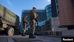Belgijski vojnici patroliraju ispred sedišta Evropske komisije u Briselu