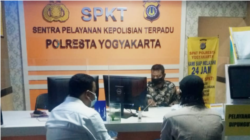 LBH Yogya melaporkan serangan molotov ke Polresta Yogyakarta, Sabtu (18/9) petang. (Foto: Courtesy/LBH Yogya)