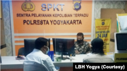 LBH Yogya melaporkan serangan molotov ke Polresta Yogyakarta, Sabtu (18/9) petang. (Foto: Courtesy/LBH Yogya)