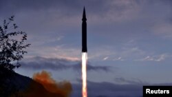 Foto del misil hipersónico norcoreano Hwasong-8 lanzado el 28 de septiembre de 2021. Foto divulgada por la agencia de prensa de Corea del Norte KCNA.