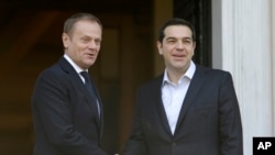 លោក Alexis Tsipras នាយក​រដ្ឋ​មន្រ្តី​ក្រិក​ (រូប​ស្តាំ) ឈរ​ថត​រូប​ជាមួយ​នឹង​លោក Donald Tusk ប្រធាន​ក្រុមប្រឹក្សា​អឺរ៉ុប​នៅ​មុន​កិច្ចប្រជុំ​របស់​ពួកគេ​នៅ​វិមាន Maximos Mansion ក្នុង​ក្រុង​អាថែន កាលពី​ថ្ងៃទី៣ ខែមីនា ឆ្នាំ២០១៦។