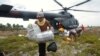 Helikopter MI-17 milik TNI-AD saat digunakan operasi pengiriman bantuan makanan untuk korban gempa bumi di Mentawai, 30 Oktober 2010. (Foto: Reuters)