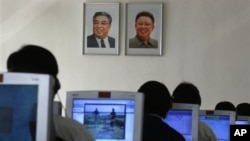 지난 9월 북한 평양 김책공대에서 컴퓨터를 사용하는 학생들. (자료사진)