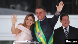 극우 성향의 자이르 보우소나루 대통령이 1일 브라질 브라질리아의 대통령궁에서 열린 취임식에서 부인인 미셸리 여사와 함께 지지자들에게 손을 흔들고 있다. 