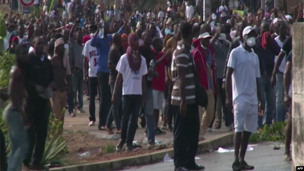 Des habitants de Libreville prennent d&rsquo;assaut les rues pour protester contre l&rsquo;annonce de la victoire du président Ali Bongo à la présidentielle du 29 août dernier au Gabon, à Libreville, 31 août 2016.