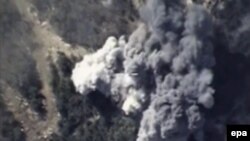 Sebuah foto yang diambil dari video Departemen Pertahanan Rusia menunjukkan serangan udara Rusia terhadap sasaran ISIS di Suriah (foto: dok). ISIS mengancam akan menyerang Rusia. 