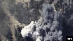 Foto tomada de un video del Ministerio de Defensa ruso, muestra un bombardeo ruso a un depósito de municiones en la provincia de Latakia, Siria. 13 de octubre de 2015.