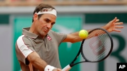  Roger Federer lors d'un match contre Lorenzo Sonego à Roland Garros, France, le 26 mai 2019.