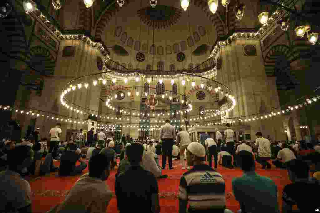عید فطر در ترکیه. نماز جماعت در مسجد سلیمانیه استانبول.