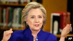 El tema de los correos electrónicos de Clinton han desatado una polémica porque fueron redactados desde un servicio de mensajería privado.