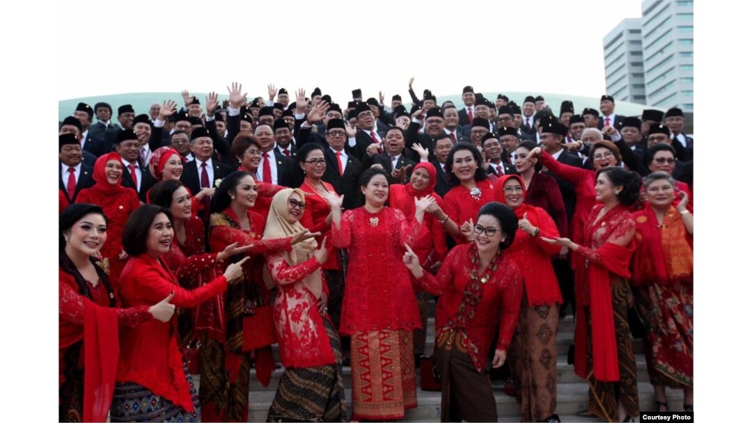 Seluruh anggota DPR dari fraksi PDI-Perjuangan berpose bersama seusai pelantikan Selasa (1/10), menunjuk ke arah Puan Maharani sebagai Ketua DPR. (Courtesy: PDI-P)