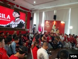 Ratusan orang mendengarkan pidato Megawati Soekarnoputri di Kantor DPP PDI Perjuangan, Jakarta, Senin (7/1/2018). (Foto: VOA/Ahmad Bhagaskoro)