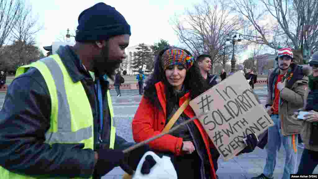 Protesters assembled on the Capitol Hill, Feb. 4, 2017, to protest what they see as a ban on Muslims entering the United States. A contingent of U.S. Capitol police stood ready. (A. Azhar/VOA)