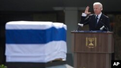 13일 이스라엘 예루살렘에서 아리엘 샤론 전 총리의 장례식이 거행된 가운데, 조 바이든 미국 부통령이 추모사를 하고 있다.