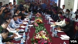 မြန်မာအစိုးရနဲ့ KIO ကြား ငြိမ်းချမ်းရေးဆွေးနွေးပွဲတခု။ (ဖေဖော်ဝါရီ၊ ၂၀၁၃)။