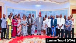 L’équipe de recherche de l’Unité clinique de Nanoro chez le Président Kaboré, à Ouagadougou, le 30 avril 2021 (VOA/Lamine Traoré)