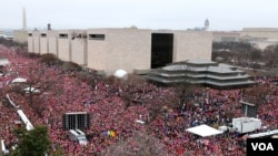 View of the Women's March on Washington from the roof of the Voice of America building in Washington, D.C. January 21, 2017 (B. Allen / VOA)