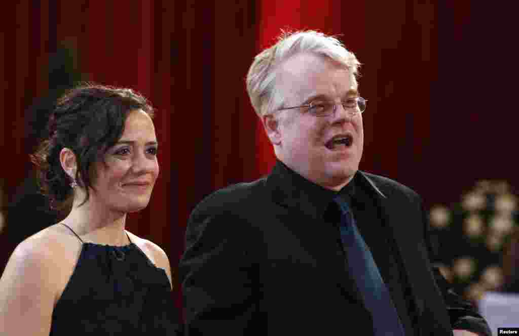 Philip Seymour Hoffman, best supporting actor nominee for "Charlie Wilson's War", arrives with his girlfriend Mimi O'Donnell at the 80th annual Academy Awards, the Oscars, Feb. 24, 2008. 