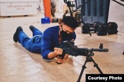 Tentara angkatan laut AS keturunan Surabaya, Jovan Zachary Winarno, saat sedang latihan menembak (dok: Jovan)