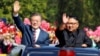 韩国总统文在寅和朝鲜领导人金正恩2018年9月18日在平壤乘车向朝鲜民众挥手致意。
