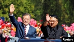 Le président sud-coréen Moon Jae-in et le dirigeant nord-coréen Kim Jong Un à Pyongyang, en Corée du Nord, le 18 septembre 2018.