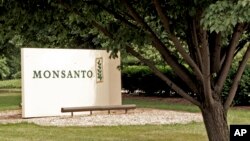 Знак у штаб квартирі компанії Monsanto в американському Сент-Луїсі