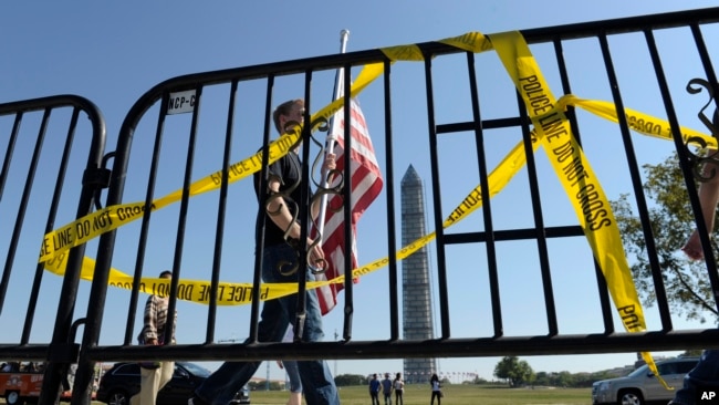 2013年10月2日政府关闭期间行人走过华盛顿特区第二次世界大战纪念馆