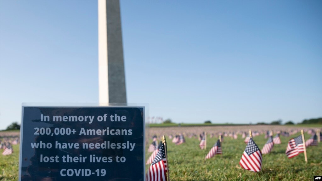 Lễ tưởng niệm 200.000 người chết vì COVID-19 tại Quảng trường Quốc gia ở Washington, DC., ngày 22/9/2020.