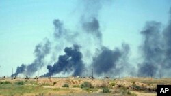 미 주도 연합군이 12일 ISIL이 장악하고 있는 이라크 팔루자 지역에 공습을 가한 가운데 연기가 치솟고 있다. 