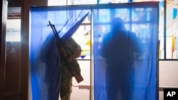 شورشیان حامی روسیه در کابین های رای گیری در مناطق شرقی اوکراین