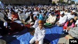 Muslim Amerika melaksanakan salat Idul Fitri di Masjid Baitul Ma'Mur di kawasan Brooklyn, New York, 20 September 2009 (foto dokumentasi).