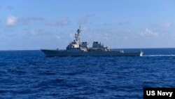 미 해군의 알레이버크급 미사일 구축함인 밀리우스함이 20일 남중국해를 항해하고 있다.