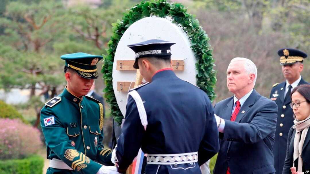 Pence, acompañado por su esposa y dos de sus hijas, depositó una corona en el Cementerio Nacional de Seúl en el inicio de su viaje.