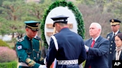 Pence, acompañado por su esposa y dos de sus hijas, depositó una corona en el Cementerio Nacional de Seúl en el inicio de su viaje.