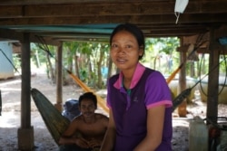 Phal Phany, 25, and her husband Pov Sith, 30, are fishers in Prek Troab village, Prek Norin commune of Battambang province’s Ek Phnom district, in Battambang, on September 26, 2021. (Khan Sokummono/VOA Khmer)