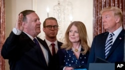 Prezidan Trump ki t ap asiste seremoni enstalasyon nouvo Sekretè Deta a, Mike Pompeo. Pèsonalite ki te prezide seremoni an se Vis Prezidan Mike Pence (li pa sou foto a). (Foto: AP/Andrew Harnik - Washington 2 me 2018).