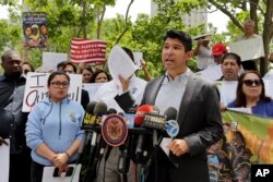 El concejal de la ciudad de Nueva York, Carlos Menchaca, presidente del Comité de Inmigración del consejo, habla en una conferencia de prensa sobre el trabajador de restaurantes ecuatoriano Pablo Villavicencio, frente a las oficinas de la Oficina de Inmigración y Control de Aduanas, en Nueva York.