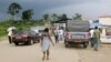 Des habitants attendent pour traverser la frontière en Guinée équatoriale en voiture et à pied à Kyé Ossi, Cameroun, le 23 mai 2015.